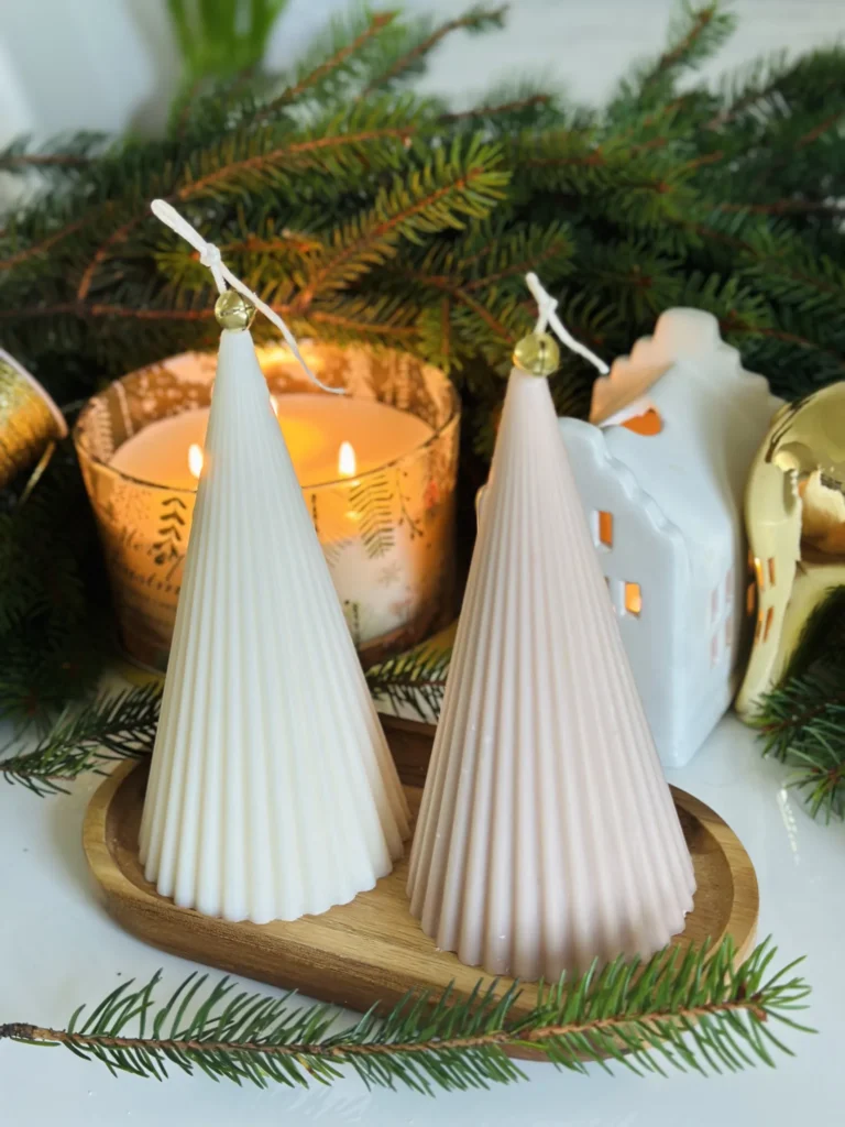 Świeca sojowa świąteczna – choinka stożek