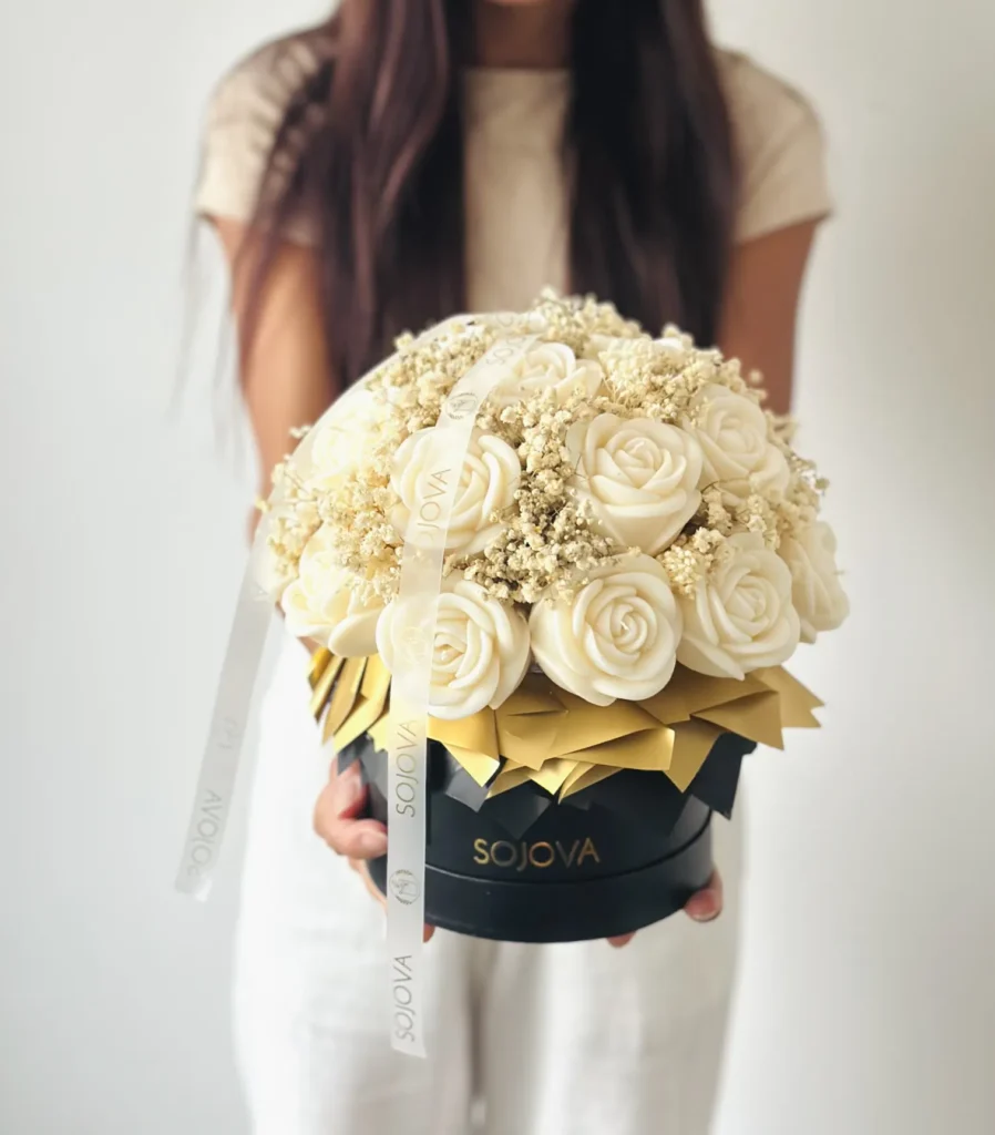 Flowerbox czarny, 24 białe róże, rozmiar M+