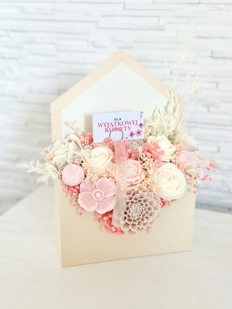 Flowerbox koperta – beżowy, różowy i kremowy z gipsówką i suszonymi roślinami – prezent na Dzień Kobiet