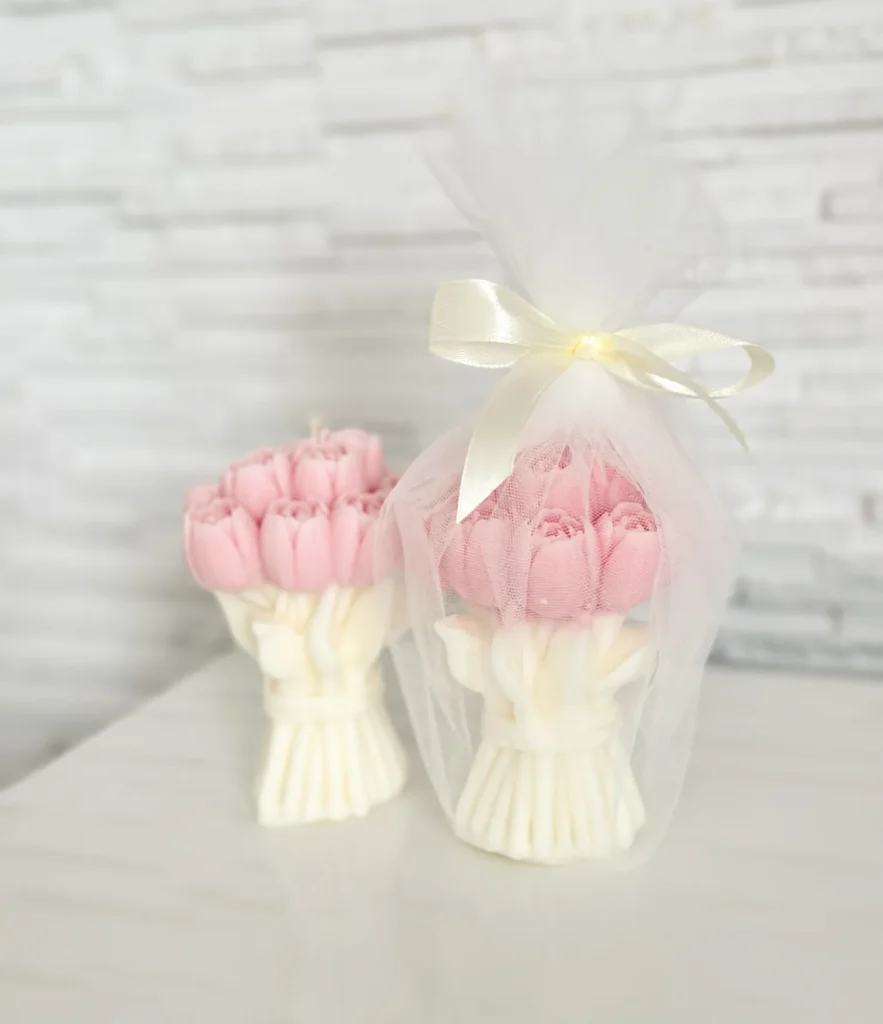 Świeca sojowa w tiulu – bukiet tulipanów