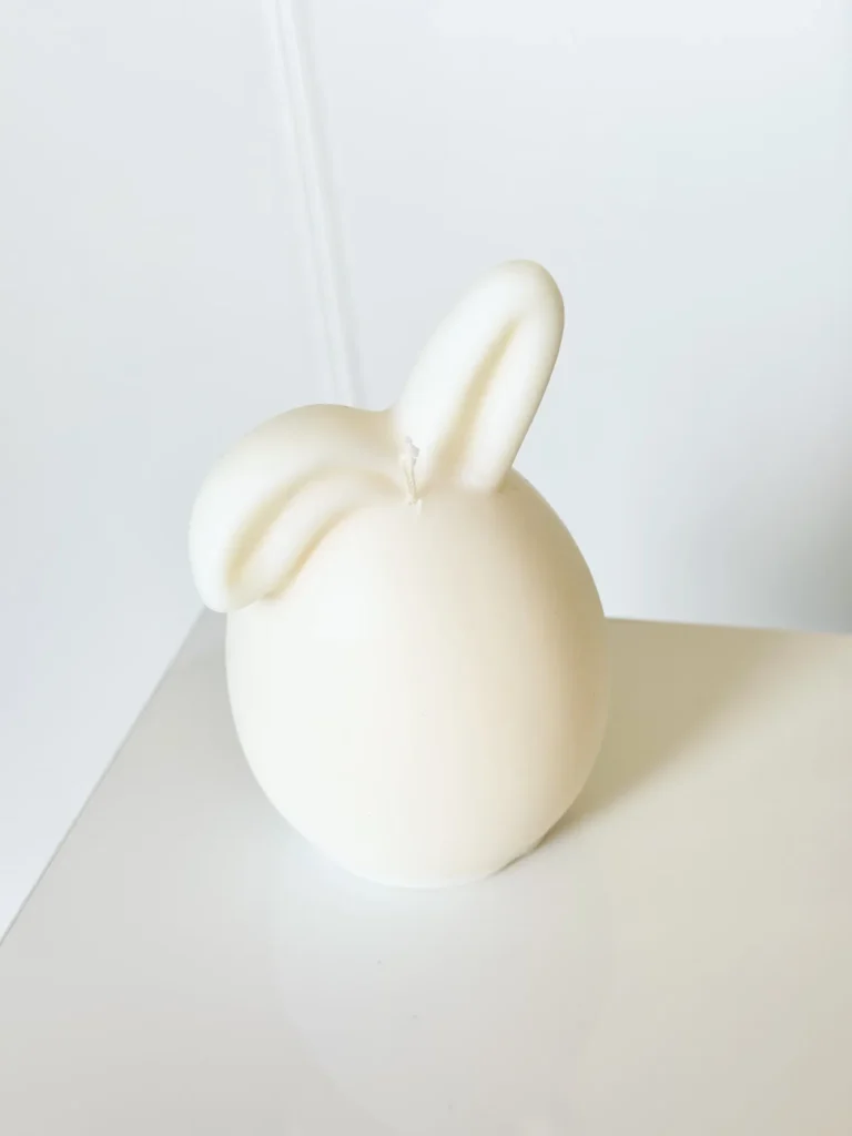 Świeca sojowa jajko wielkanocne z klapniętym uchem