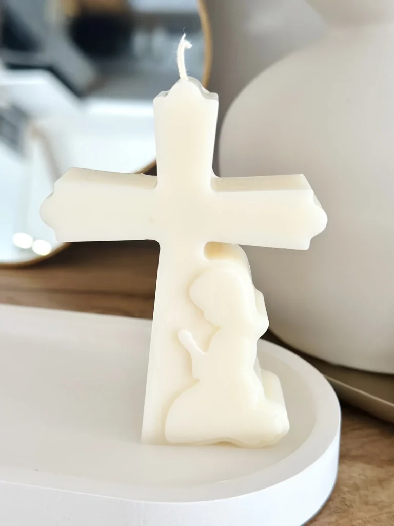 Świeca sojowa w kształcie krzyża z dziewczynką komunijną