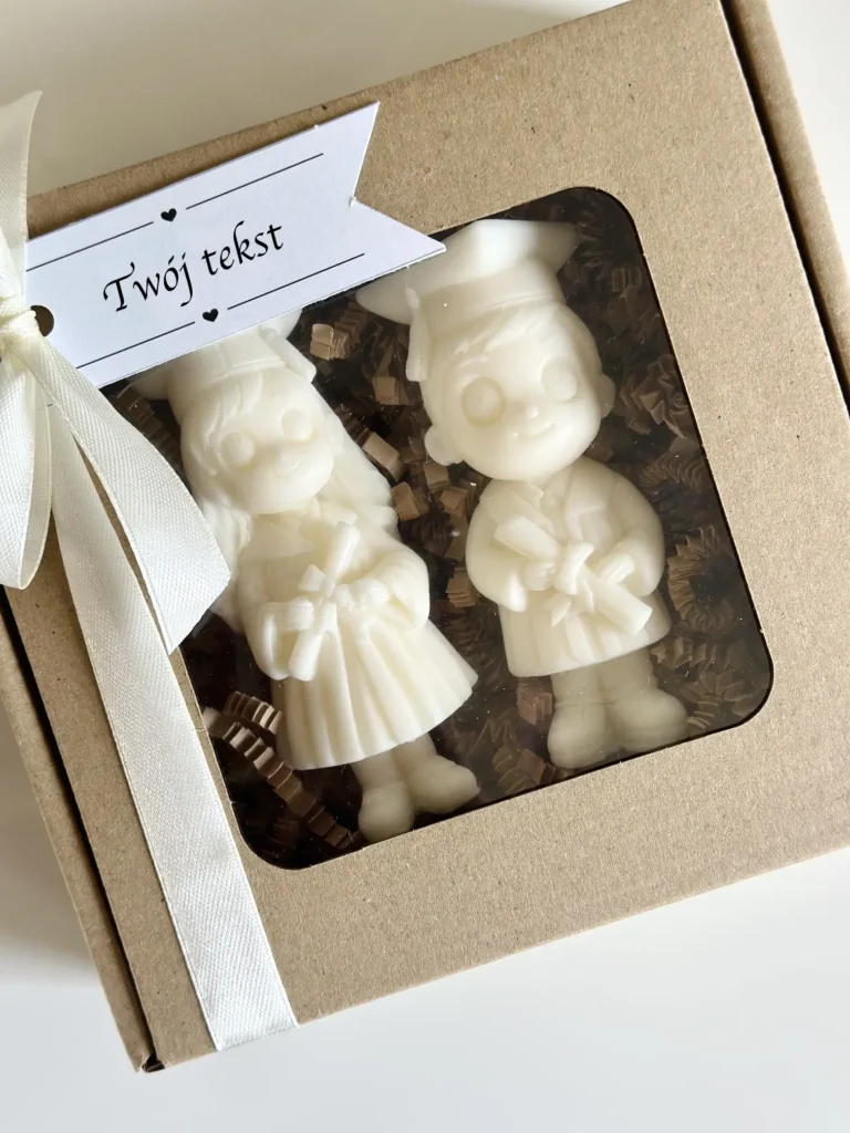 Zestaw prezentowy na zakończenie roku szkolnego – świeca sojowa uczeń i uczennica w pudełku