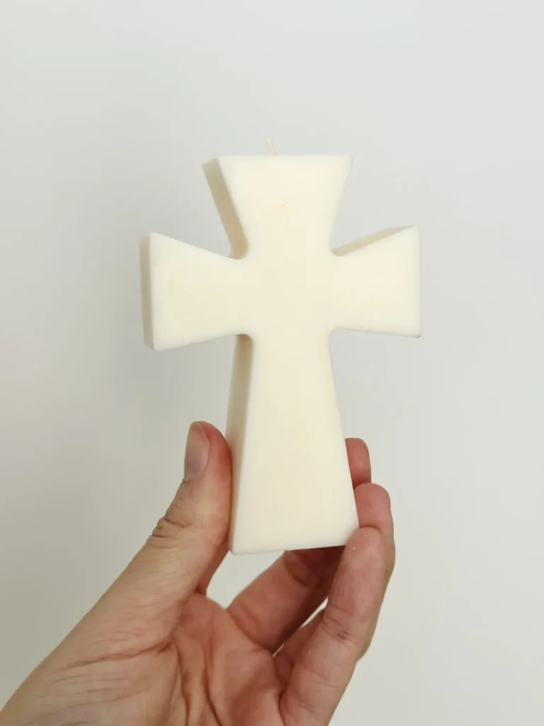 Świeca sojowa w kształcie krzyża