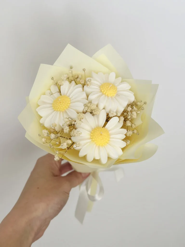 Wiosenny bukiet z stokrotkami, ze świec sojowych