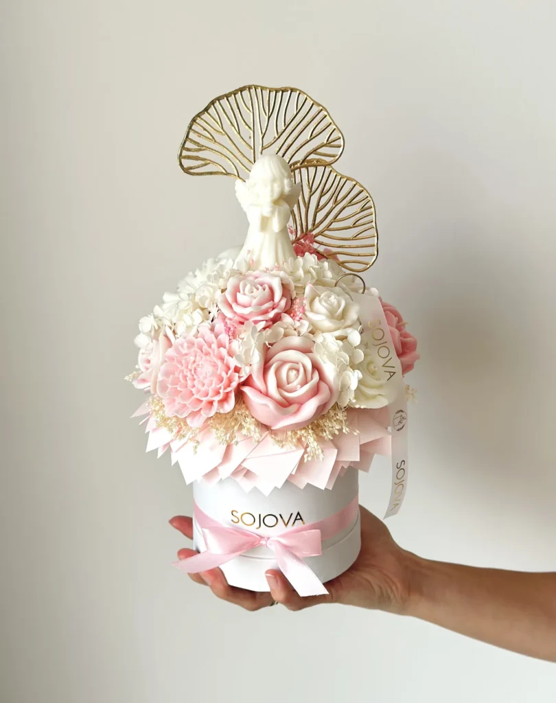 Flowerbox komunijny rozmiar S z aniołkiem dziewczynką w kolorze ecru i różowym