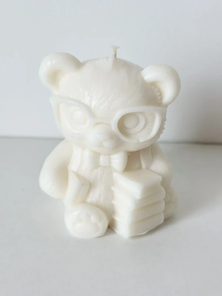 Świeca sojowa w kształcie misia z książkami, w okularach