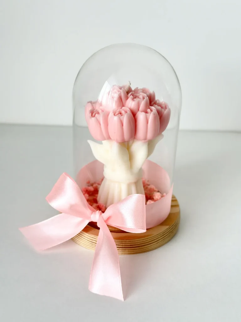 Bukiet kwiatów dla mamy, w szklanej kopule, prezent dla mamy