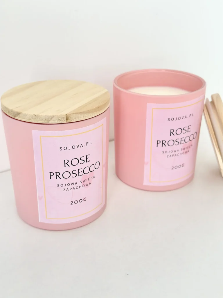 Świeca sojowa w różowym szkle z drewnianym wieczkiem – zapach Rose Prosecco