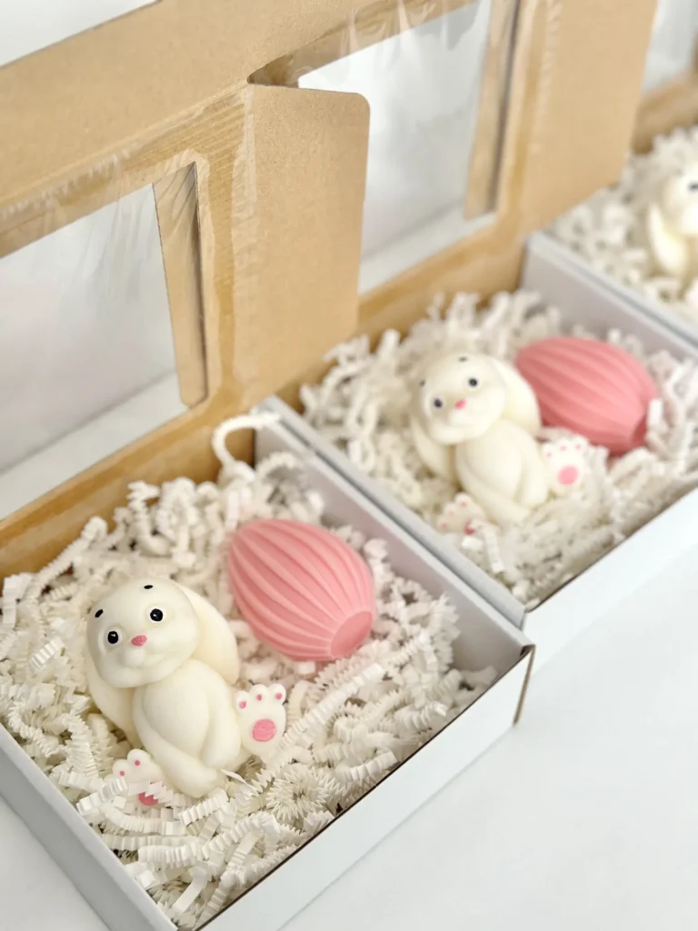 Zestaw 2 świec sojowych w białym pudełku – zajączek i pisanka