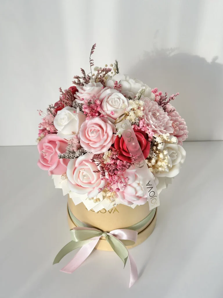 Różowy flowerbox w beżowym pudełku, rozmiar M